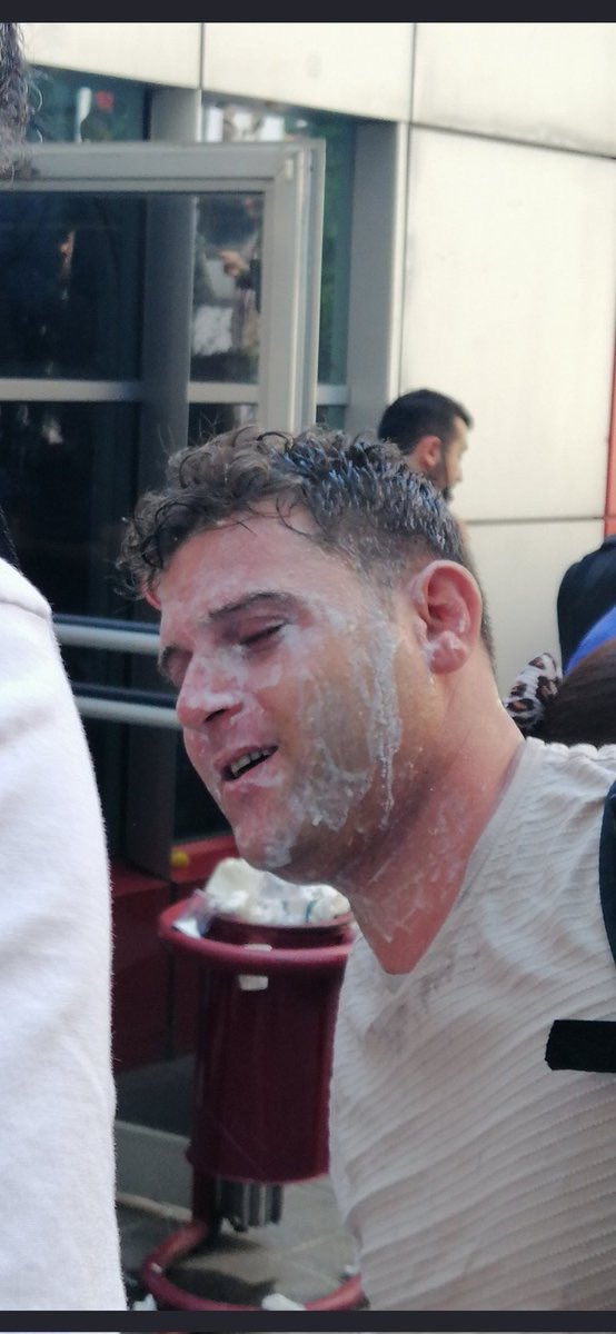 zekikayahan's tweet photo. İstiyorlar ki en ufak hak arayışı olmasın:
Öğretmenler, geçinemiyoruz demesin.
Doktorlar, öldürülüyoruz demesin.
Çiftçiler, üretemiyoruz demesin.
Öğrenciler, yurtlar pahalı demesin.
Esnaf, işlerimiz kötü demesin.
Hak arayanı hain ilan ediyorlar trolleriyle😡
Bu halk size ne etti? https://t.co/9iA60a5gny