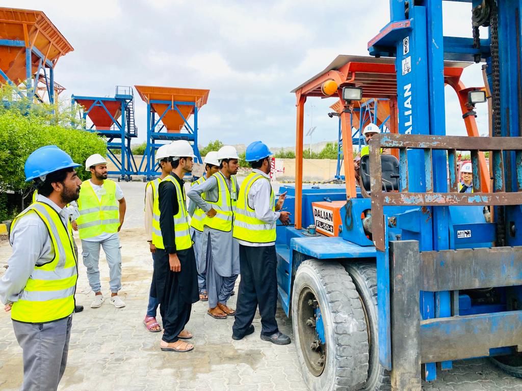 Gwadar_Pro's tweet photo. After completion of theoretical classes at China-Pakistan Vocational Training Institute, #Gwadar, the trainees of Crane Operation trade are inducted by #COPHC for on-site training. A new generation of skilled workers and professionals are emerging 🇵🇰🇨🇳 @PR_COPHC https://t.co/qEsPg7lzyO