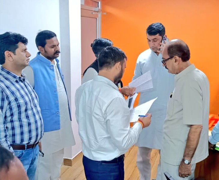 जनसुनवाई के क्रम में #लखनऊ कैंप कार्यालय पर दूर- दराज से आए लोगों से मुलाकात कर उनकी समस्याओं और शिकायतों को सुनकर निस्तारण हेतु संबंधित अधिकारियों को निर्देशित किया। 

#Jansunwai #LucknowCampOffice
<a href="/BJP4India/">BJP</a> <a href="/BJP4UP/">BJP Uttar Pradesh</a>