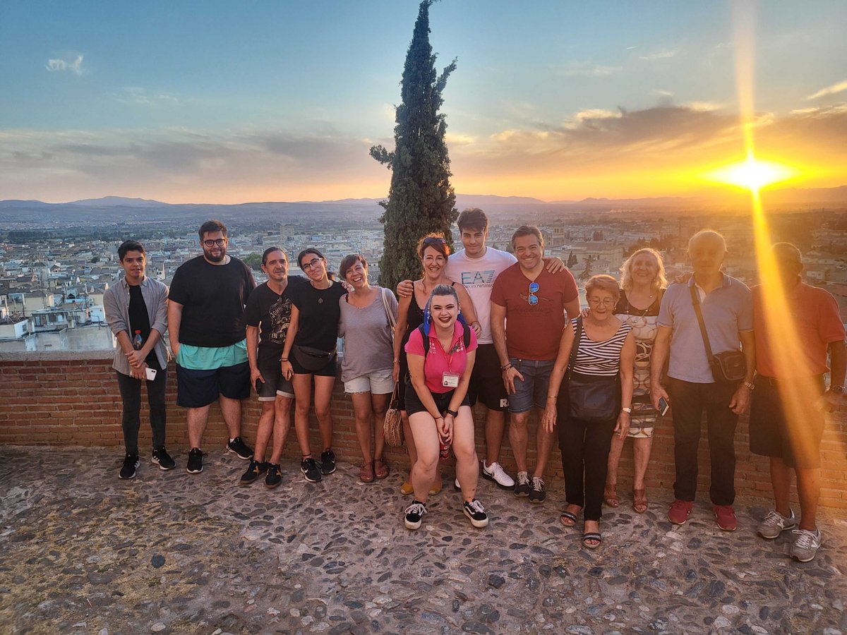 ClaritasGranada's tweet photo. Visitas a la Alhambra, viendo los miradores del Albaicín por la noche, la Granada de las 3 culturas o el conjunto catedralicio. ¡Descubre Granada con nosotros! Busca tu foto📸

#claritasturismo #claritasgranada #granada https://t.co/tlRVwDFvhM
