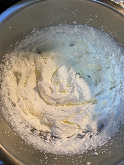 生クリームを作っている 