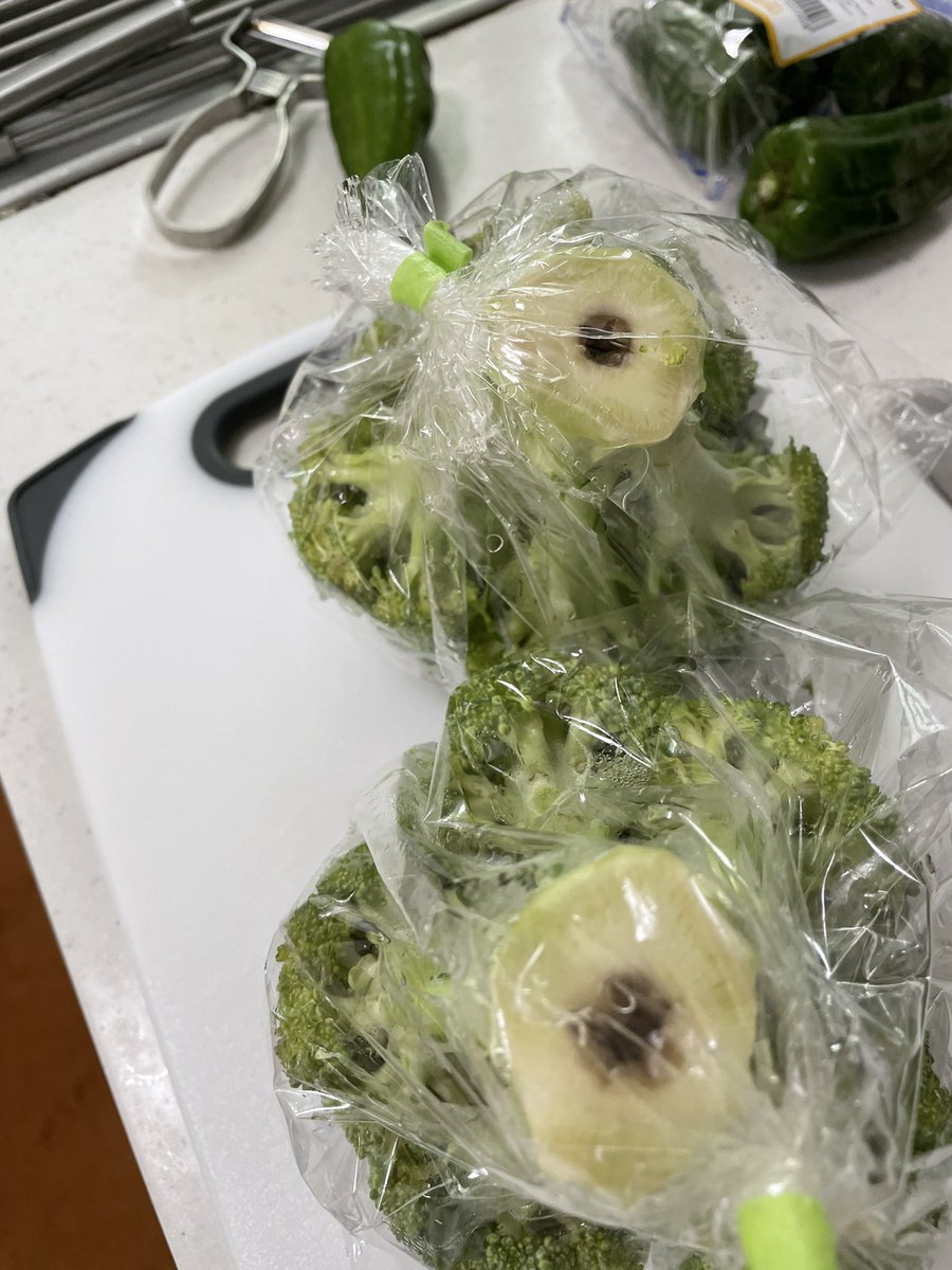 シンガポールのDONKI最近完全に傷んでる野菜が多い。
日曜Novenaドンキでオクラが傷んでた。昨日はharborfrontドンキで豆苗が傷んでて。今日は100amドンキでピーマンとブロッコリーが傷んでる。ここまでドンキって品質管理悪かったっけ？購入して家持って帰ってから気がつく悲しさよ。