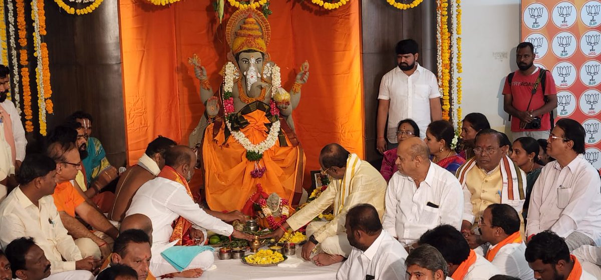 drlaxmanbjp's tweet photo. గణేష్ చతుర్థి సందర్భంగా @BJP4Telangana రాష్ట్ర కార్యాలయంలో జరిగిన గణేష్ పూజలో రాష్ట్ర అధ్యక్షుడు శ్రీ బండి సంజయ్ తో కలిసి పాల్గొన్నాను. https://t.co/ma7FWiJtL5
