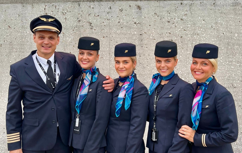Iceland is a small country so flying can easily become a family affair. It was a once-in-a lifetime flight for pilot Ingvar, his wife Sigríður & 3 daughters: They welcomed passengers on their “family trip” between DC & @kefairport. A family that flies together stays together!