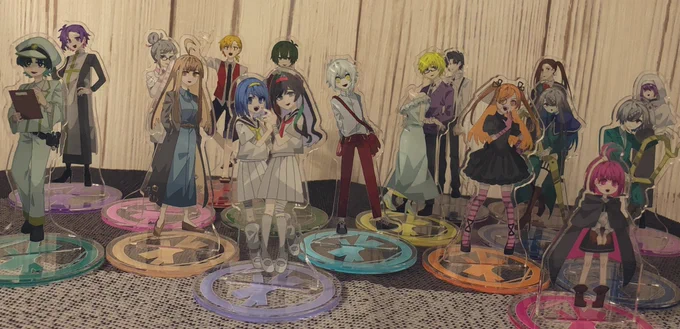 アクリルフィギュア(全員分)が届きました!圧巻です…………。#瓦礫の魔女は 
