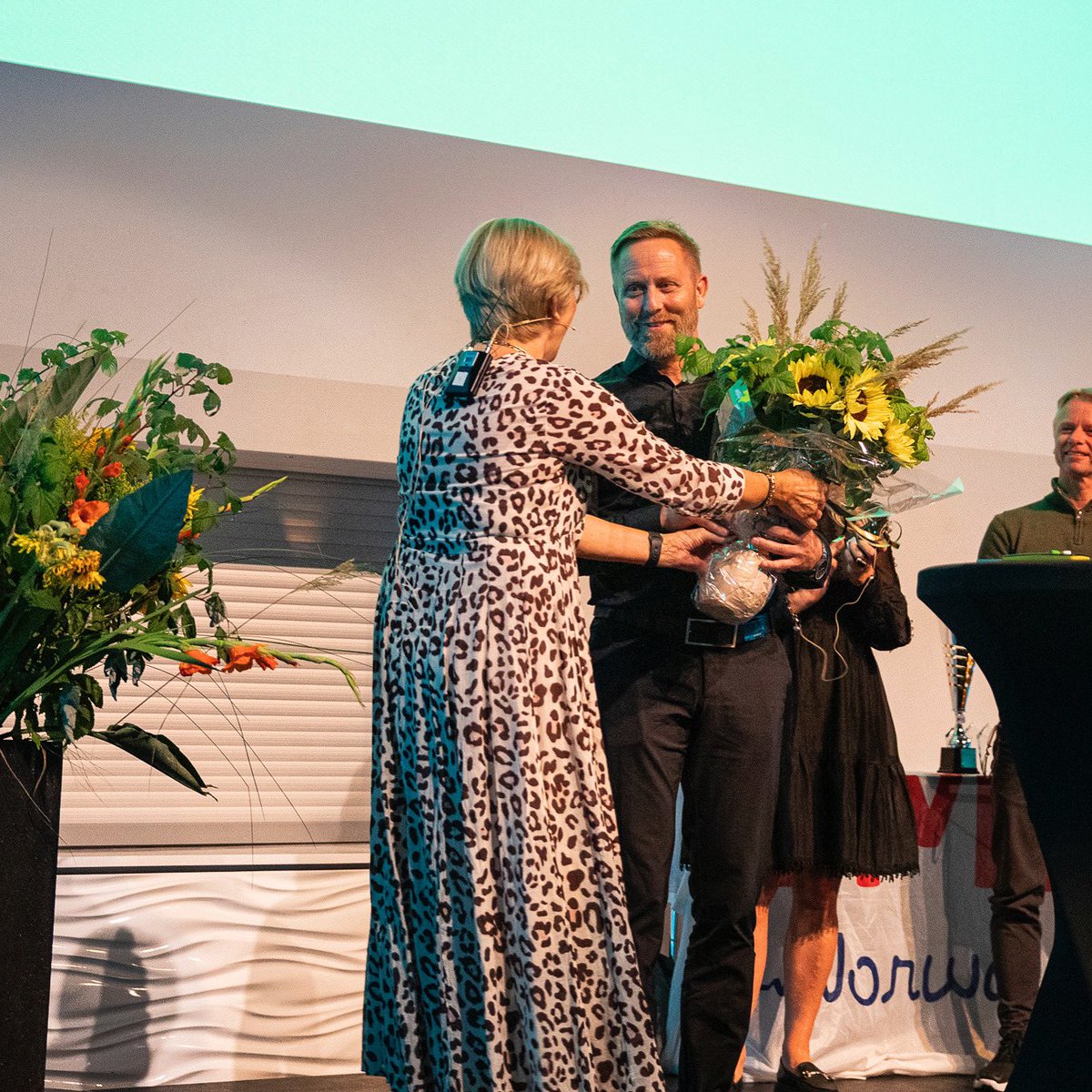 Finnmarksykehus's tweet photo. Her er Årets ambulansearbeider 2022! 
Tirsdag kveld mottok Geir Jøran Sara fra Finnmarkssykehuset den gjeveste prisen man kan få som ambulansearbeider. Selv trodde han at han skulle holde et innlegg under konferansen.

https://t.co/QtjjO5b2h7

📷: Ida Christin Foss https://t.co/nn9WeNPx9h