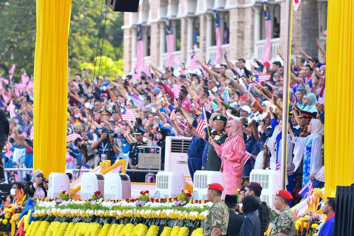 ZahidiZainuI's tweet photo. Sekitar kemeriahan Sambutan Hari Kebangsaan 2022 di Dataran Merdeka pagi tadi. 

Sama-sama kita terus memperkukuh kesepaduan dan keamanan ini agar kita sebuah Keluarga Malaysia yang besar, kekal teguh bersama selama-lamanya. https://t.co/RNrFZYIt2E