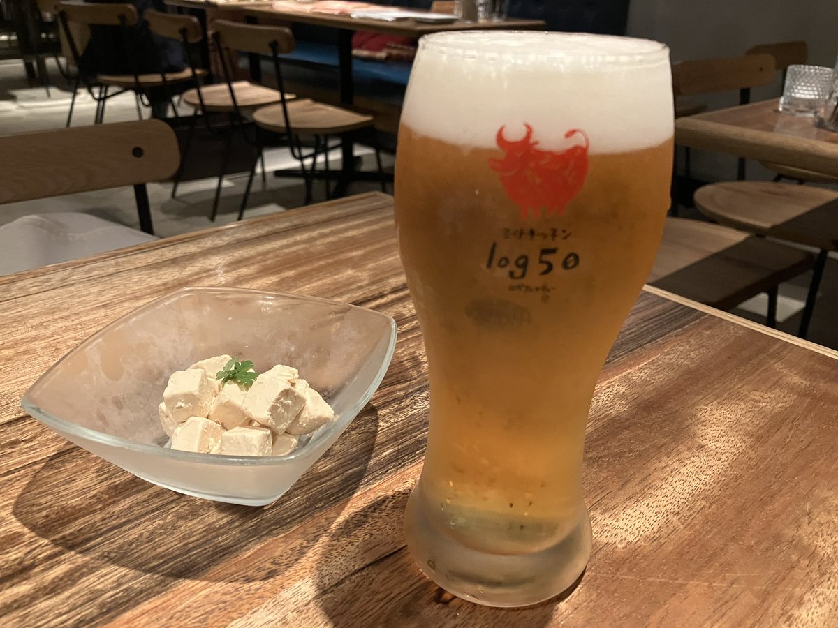 ikebukuroman51's tweet image. 池袋で綺麗な肉バル行くならミートキッチンlog50さん。

店内お洒落だし、店員さんの接客もいい。

早い時間ならハッピーアワーでスパークリングが税別250円、エビス生ビールが300円‼️

肉を喰らってください😊

#log50 #池袋グルメ　#肉バル