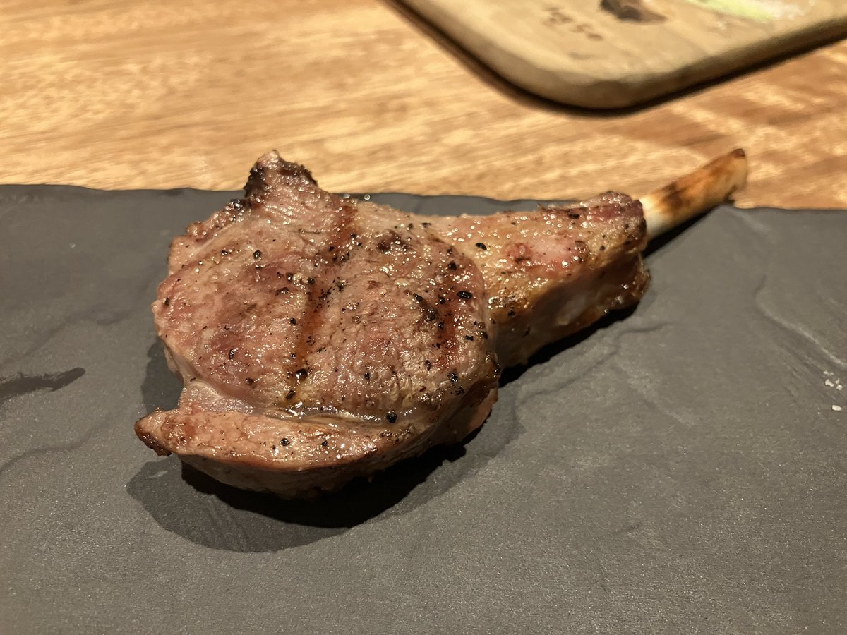 ikebukuroman51's tweet image. 池袋で綺麗な肉バル行くならミートキッチンlog50さん。

店内お洒落だし、店員さんの接客もいい。

早い時間ならハッピーアワーでスパークリングが税別250円、エビス生ビールが300円‼️

肉を喰らってください😊

#log50 #池袋グルメ　#肉バル