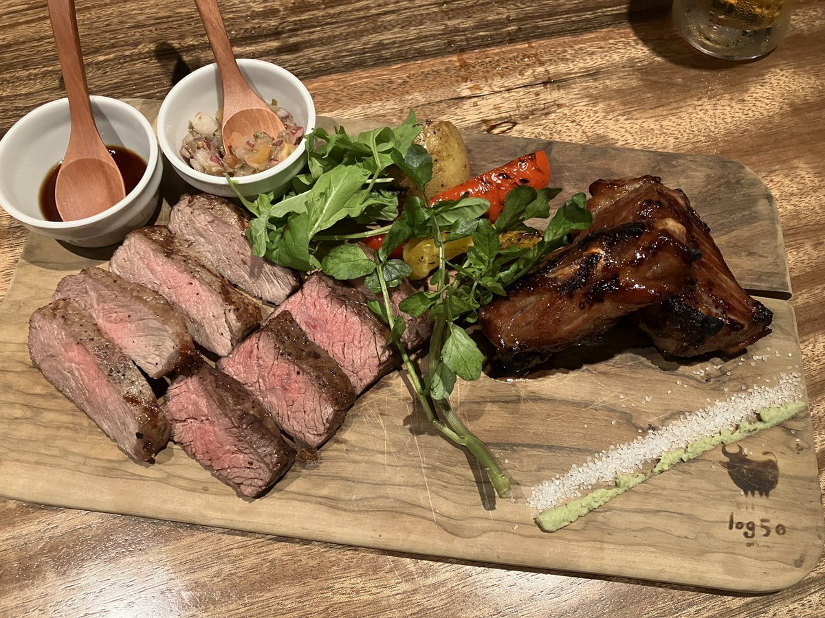 ikebukuroman51's tweet image. 池袋で綺麗な肉バル行くならミートキッチンlog50さん。

店内お洒落だし、店員さんの接客もいい。

早い時間ならハッピーアワーでスパークリングが税別250円、エビス生ビールが300円‼️

肉を喰らってください😊

#log50 #池袋グルメ　#肉バル