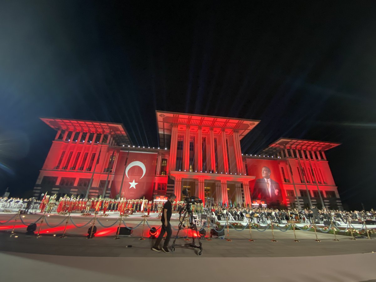 ecrinemyen's tweet photo. Cumhurbaşkanlığı Külliyesi bu gece nasıl güzel olmuş! #30AğustosZaferBayramımızKutluOlsun #100yil
#30Ağustos https://t.co/voki2rXZPp