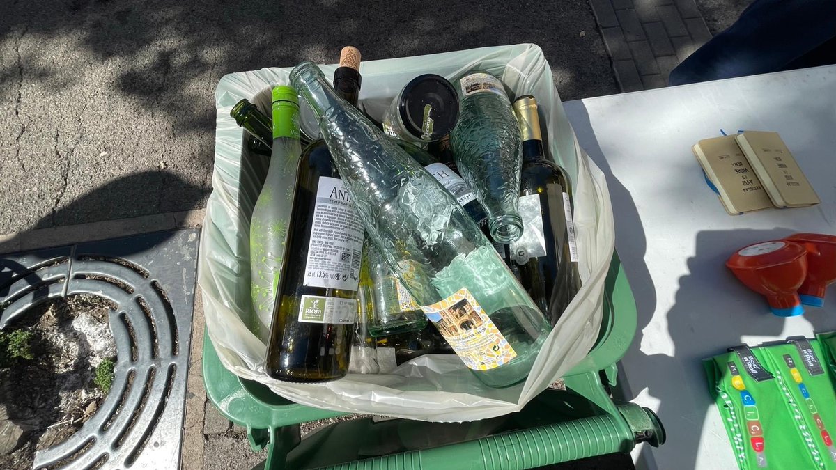 Blanes_cat's tweet photo. Notícia: 150 persones han participat a la #RutadelVidre @Blanes_cat per promoure el reciclatge Properament es lliuraran els premis dels sortejos que s’han fet de sengles Mini Iglús per culminar l’acció inclosa a la campanya #BanderaVerda @ecovidrio 

https://t.co/9SMYGcako1 https://t.co/DFp2j5pK0f