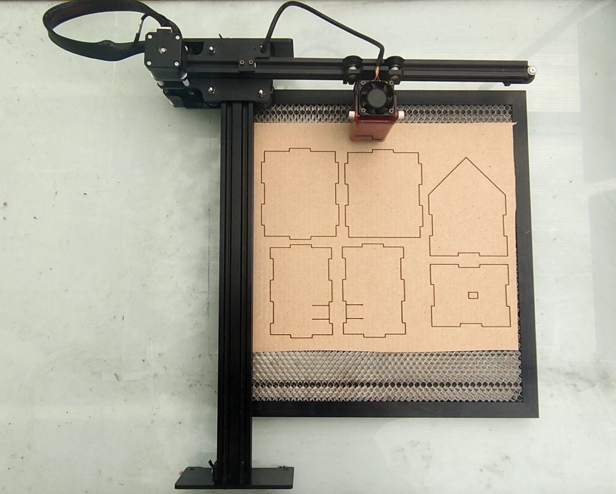 Conception d'un nouveau robot avec l'aide d'une découpeuse laser et toujours avec du carton...

#lasercut #diy #Robotics #maker