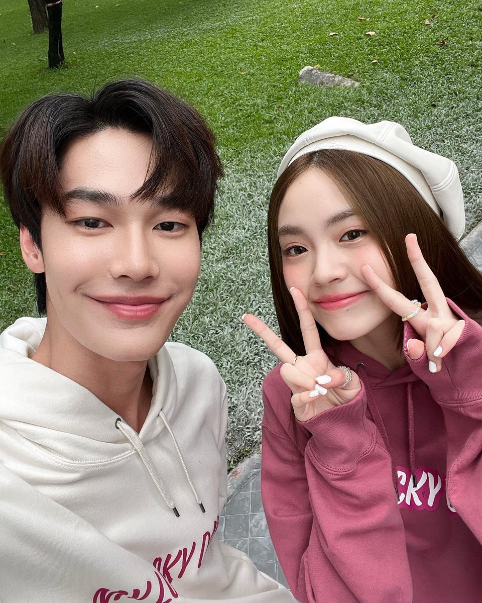 earnearnfatima's tweet photo. ขอบคุณพี่ดิวนะค้า ที่มาเป็นพระเอก mv ให้เอินในเพลง 
#วันนี้ใส่สีอะไร 
ร่วมงานกับพี่ดิวสนุกมากๆง้าบบ 🥹💞

ขอบคุณทั้งเเฟนคลับพี่ดิว เเล้วก็เเฟนคลับเอินด้วยนะค้าบ ทุกๆคนน่ารักมาก ซัพพอร์ตกันอย่างเต็มที่เยย ขอบคุณนะค้าบบ❤️

ส่วงเรื่องMV ที่หายไป
ไว้เอินจะมาอัพเดทอีกทีน้า🙏🏻 #dew_jsu https://t.co/UQyFb4e0AR