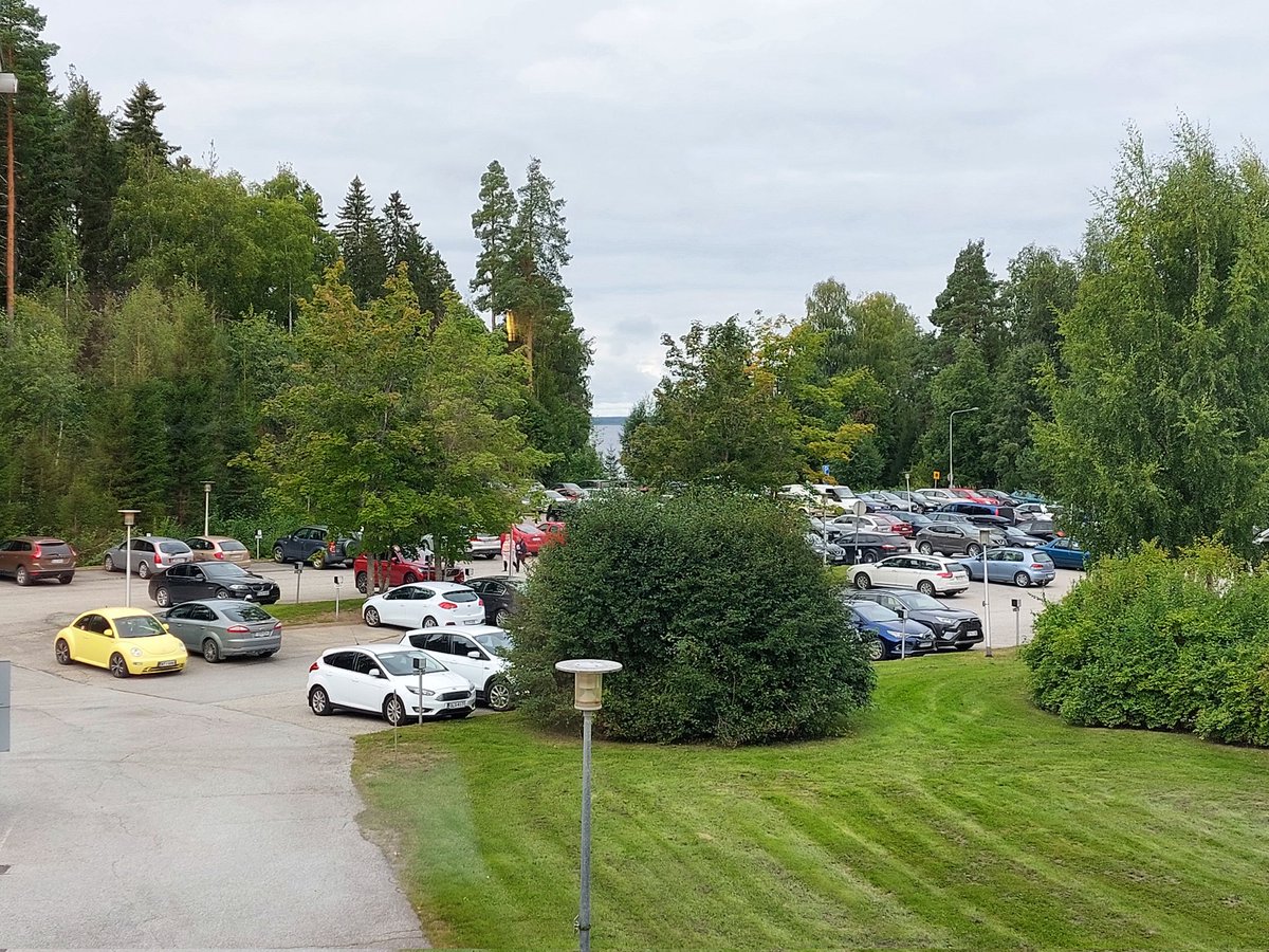 HeliWahlroos's tweet photo. Parkkipaikka täynnä autoja, käytävät pullollaan innokkaita opiskelijoita 🤩🥳
#SavoniaAMK #GreatPlaceToLearn https://t.co/soBQ4altwR