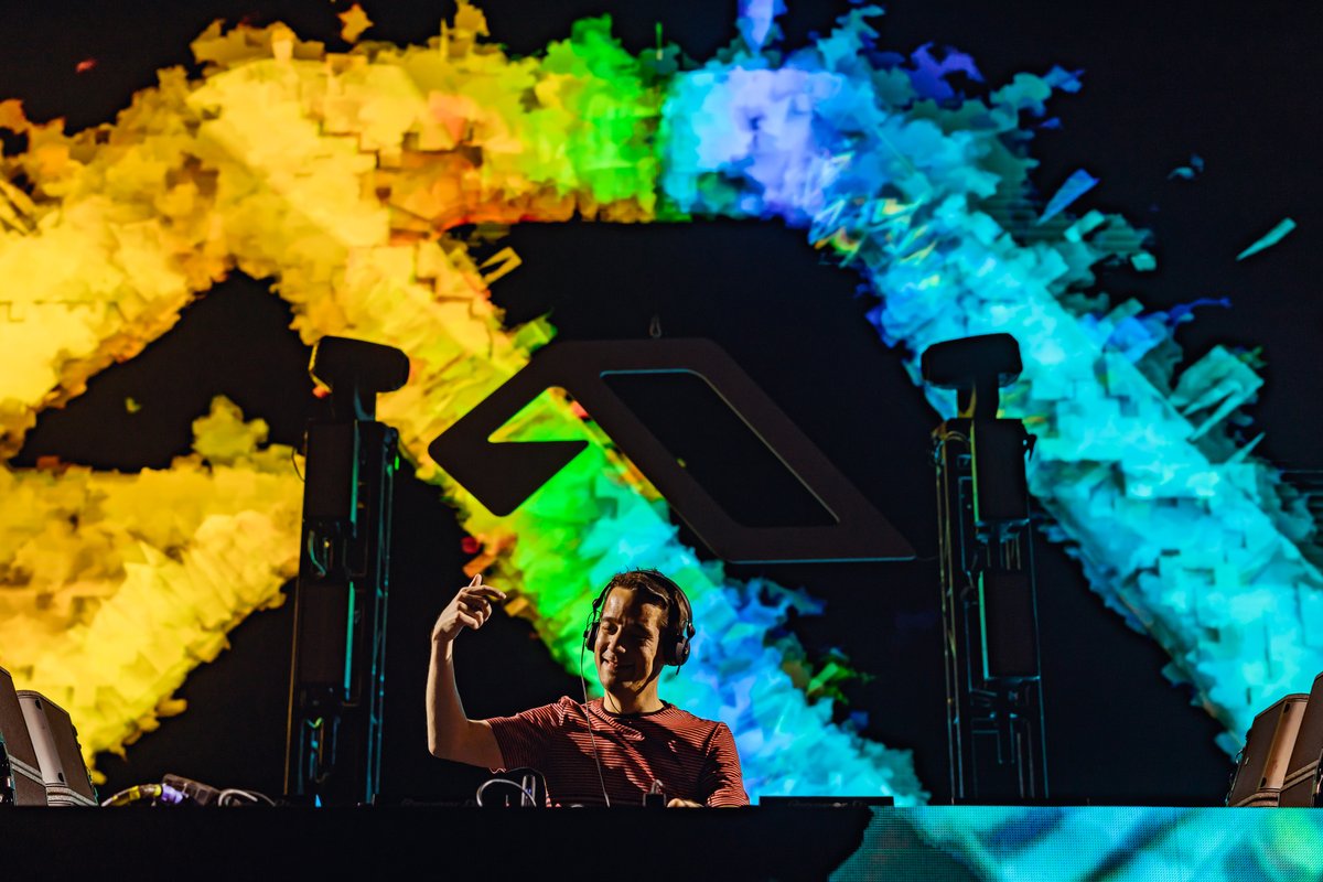 Anjunabeats's tweet photo. Q: Who outside of @aboveandbeyond has appeared on every Anjunabeats Volume compilation?
A: This man 🤩
@djoliversmith's contribution to #Volume16, 'Make Me Feel', is out now: https://t.co/Eejb5S4vpt 🎶 https://t.co/u9BpIcUkbV