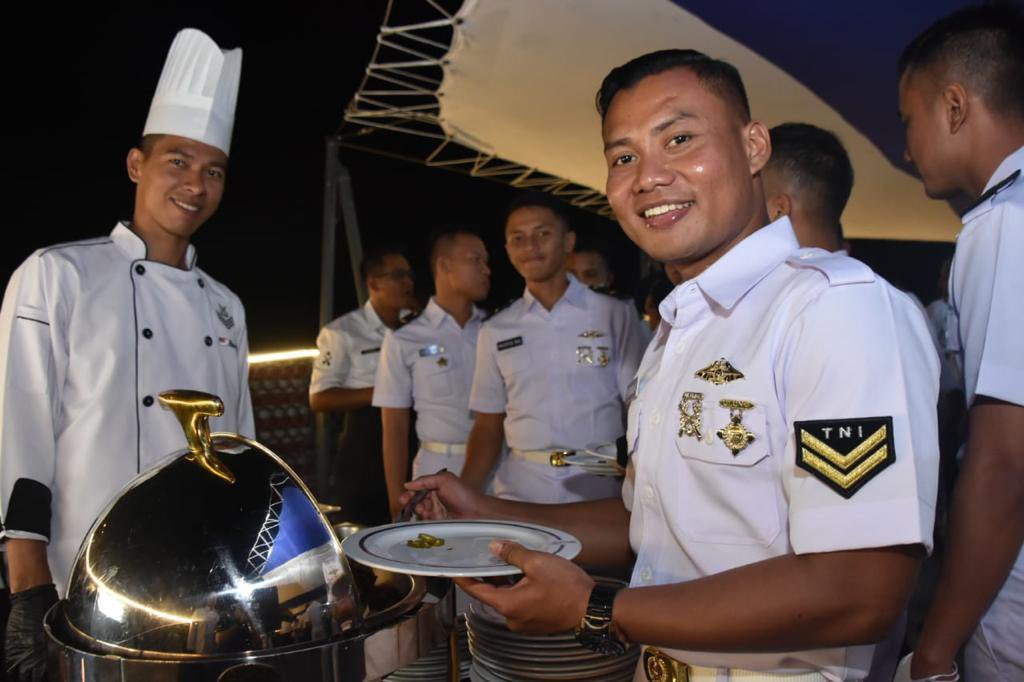MPA_Barat's tweet photo. Ahoy..

Majlis Resepsi #ExMALINDOJAYA 26AB/22 telah dilaksanakan di @KDSIS1503 bagi mengeratkan lagi tali persaudaraan @tldm_rasmi &amp; @_TNIAL_. 

Kemesraan kedua angkatan laut jelas terselah sepanjang majlis.

@KD_LekiuFFGH30
@fmyeor
#SamaSerumpun
#RPEX22 https://t.co/txStFLgB1C