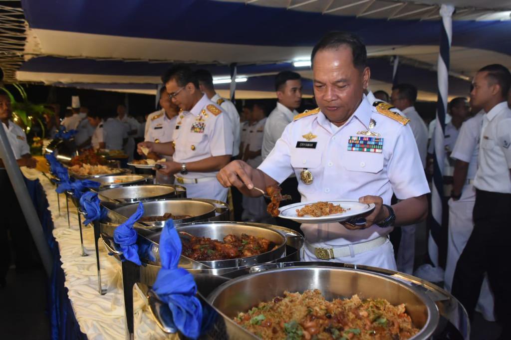 MPA_Barat's tweet photo. Ahoy..

Majlis Resepsi #ExMALINDOJAYA 26AB/22 telah dilaksanakan di @KDSIS1503 bagi mengeratkan lagi tali persaudaraan @tldm_rasmi &amp; @_TNIAL_. 

Kemesraan kedua angkatan laut jelas terselah sepanjang majlis.

@KD_LekiuFFGH30
@fmyeor
#SamaSerumpun
#RPEX22 https://t.co/txStFLgB1C