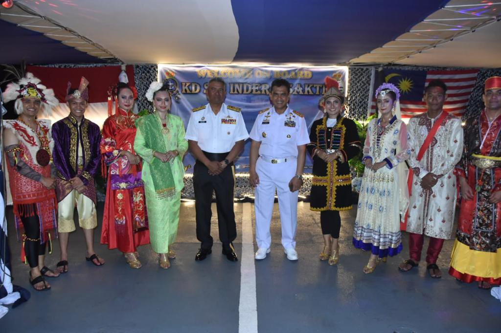 MPA_Barat's tweet photo. Ahoy..

Majlis Resepsi #ExMALINDOJAYA 26AB/22 telah dilaksanakan di @KDSIS1503 bagi mengeratkan lagi tali persaudaraan @tldm_rasmi &amp; @_TNIAL_. 

Kemesraan kedua angkatan laut jelas terselah sepanjang majlis.

@KD_LekiuFFGH30
@fmyeor
#SamaSerumpun
#RPEX22 https://t.co/txStFLgB1C