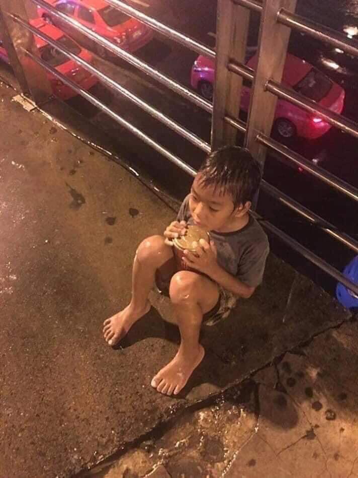 Banyak orang kaya yg pergi umrah atau haji berkali2 dgn alasan agar mereka terus merindukan rumah Allah, tp mereka lupa klo Allah dan rasulullah jg merindukan orang2 yg rajin bersedekah....