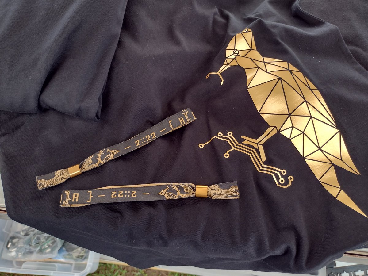 Pecc0r's tweet photo. Es ist einfach geil, wenn man sich ein schickes Merch-Design ausdenkt und das wird dann auch wirklich so schick wie in unseren Köpfchen 🎉 #hackenopenair #HOA22 https://t.co/F21nl5q9Ox