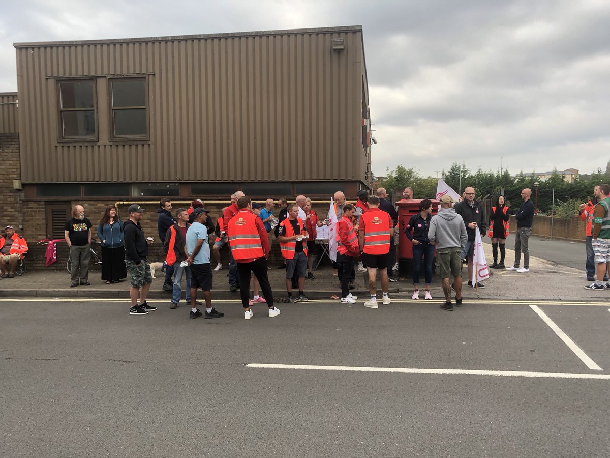 GuttridgeAndy's tweet photo. Great turn out again for the CWU picket line in Banbury. #GTTO #ToriesOut55 #JohnsonOut219 ✊👏 https://t.co/qkRjerHdEc
