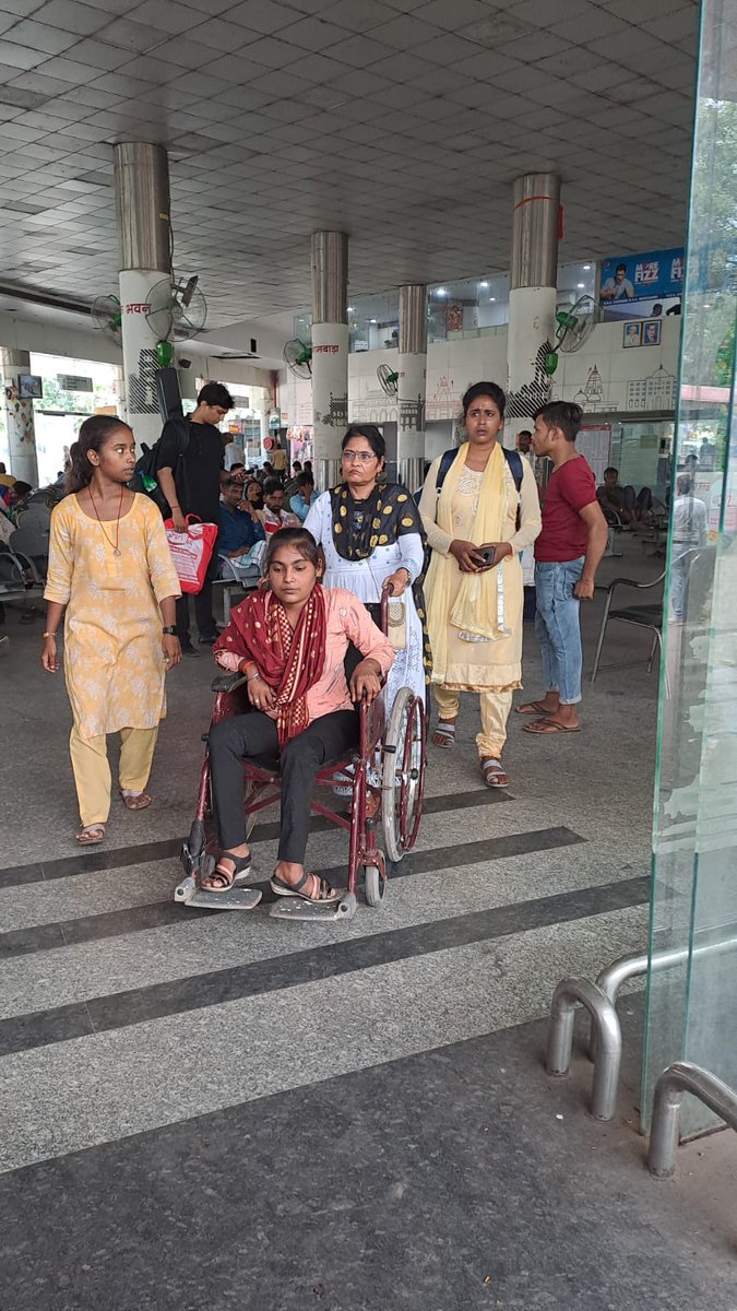 upsrtc_lko's tweet photo. #AlwaysReadyToHelpYou Helping a Divyang at Bus stop to reach her bus.. #UPSRTC #ApkaApnaSathi #LucknowRegion https://t.co/R6dZaeDTzk