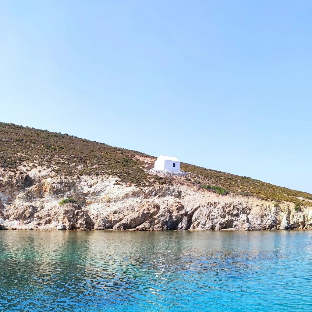 Swimstip #patmos in a beautiful bay with a small chapel and a nice beach. #greekislandyachtholiday #mediteraneanislandholiday #boatinggreece #yachtinggreece #sailwithskipper instagr.am/p/Ch6vAcWrbQi/
