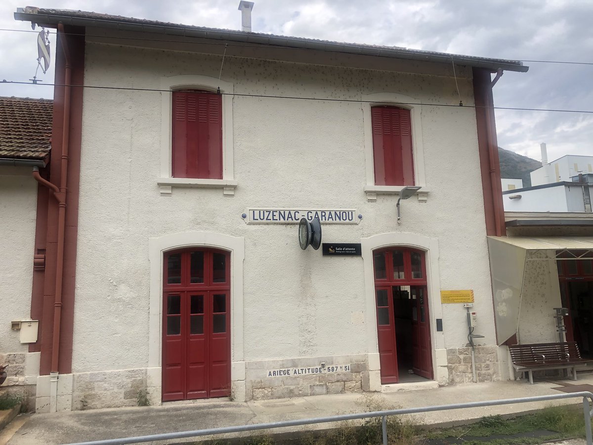 JuergenMistol's tweet photo. Bahnzeit in #Luzenac-Garanou. @SNCF #EnTrenAMallorca #zugfahrenmachtglücklich #bahnzeit https://t.co/eCbMMRkUbo