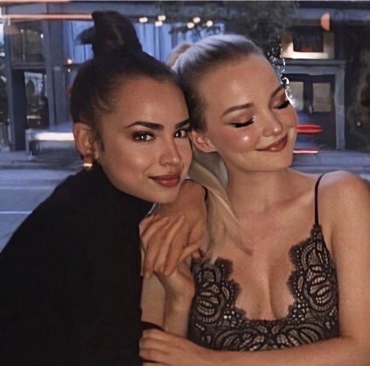 marys0820's tweet photo. I could cry. CAN YOU HEAR ME CRYING? 😭😭😭😭😭😭i love you so much and i miss you more than everything. I'm waiting for a special reunion. My Evie and Mal💙💜 @SofiaCarson @DoveCameron #SofiaCarson #DoveCameron #Descendants #DisneyPlusDay  #DoveCameronVMAS #PurpleHearts #Disney https://t.co/NNzmWHM875