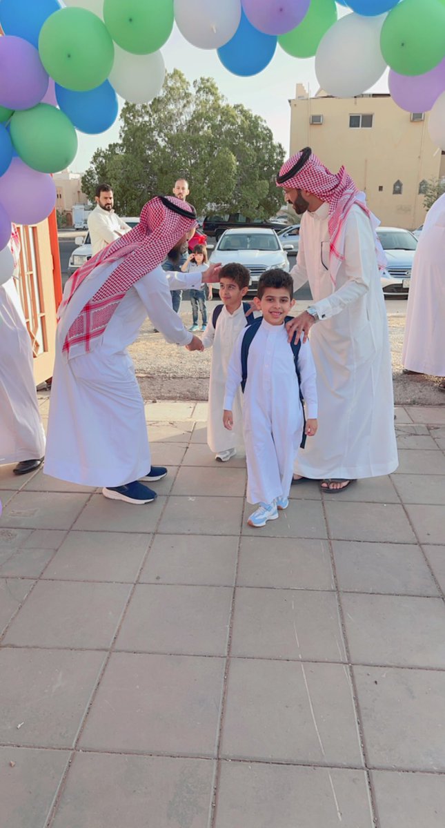 moe_tbk's tweet photo. أشاد مدير عام #تعليم_تبوك خلال جولته ��لى عدد من المدارس؛ بحهود الهيئتين التعليمية والإدارية في استقبال الطلبة منذ بداية العام الدراسي الجديد؛ ما ساهم في انتظام الدراسة وانضباط حضور الطلبة؛ بالتعاون مع شركاء النجاح، الأسر الكريمة وأولياء الأمور الكرام.
#العالم_ينتظرك https://t.co/p4zlcWBZWk