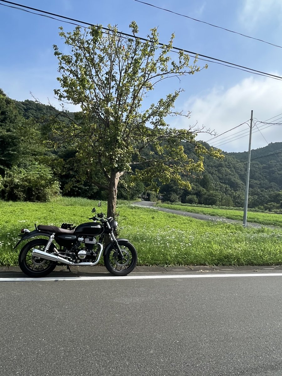 winryo6's tweet photo. 今日埼玉県内を走ってたら
14時くらいから急に晴れました。
暑いけど、ツーリングはこうでないと。
明日か明後日からは���️続きらしい
ですが。
ちょっと迷っていいロケーションと出会いました。
#GB350  ＃ツーリング https://t.co/yfG5KbV1Cy