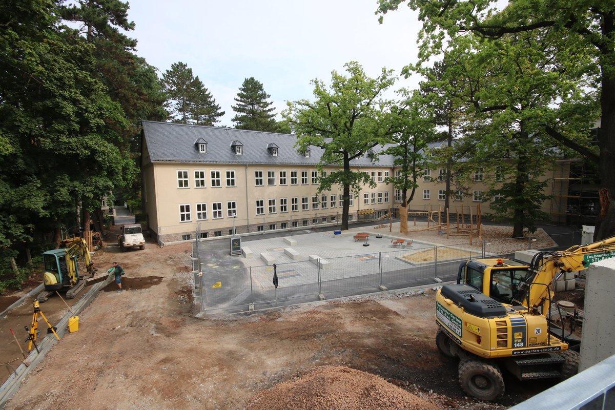 GGGchemnitz's tweet photo. Oberbürgermeister Sven Schulze anlässlich Teilinbetriebnahme Grundschule Weststraße zu Besuch.
GGG-Tochtergesellschaft KBC investierte 15,2 Mio. Euro in Sanierung und teilweisen Neubau der Schule auf dem Kaßberg.

#wohneninchemnitz #ggg #schuleinführung #schule https://t.co/LsGOpluPY7