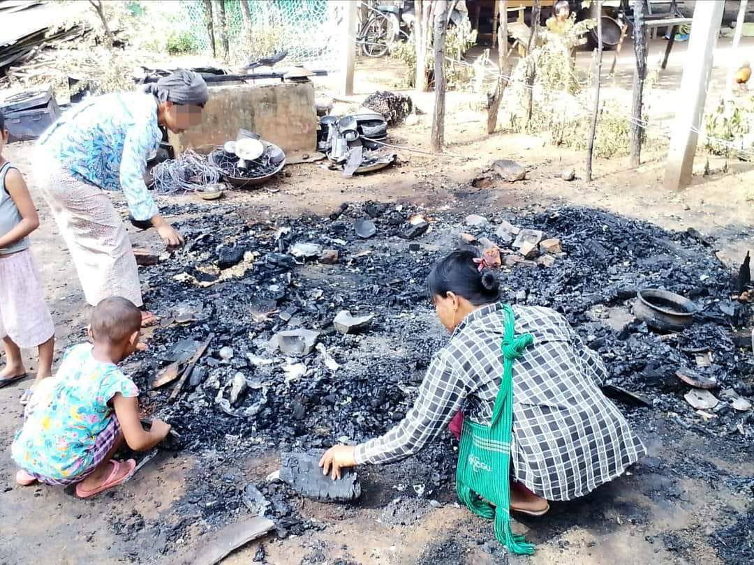 PhyoBangtan's tweet photo. Military troops raided 4 villages in Kani tsp, Sagaing division in Aug 28 &amp; 29, then, burnt down the residential properties including the general hospital and schools.  #2022Aug31Coup #WarCrimesOfJunta #WhatsHappeningInMyanmar https://t.co/FCsHGBaVu2