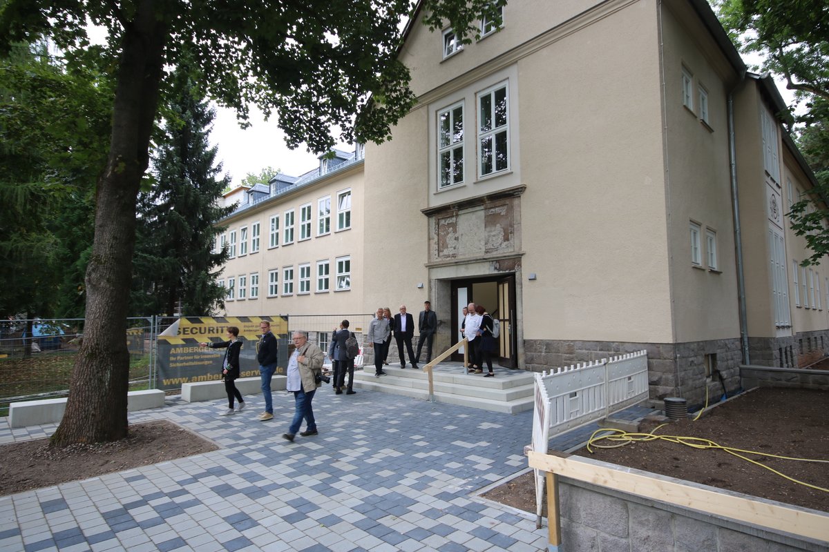 GGGchemnitz's tweet photo. Oberbürgermeister Sven Schulze anlässlich Teilinbetriebnahme Grundschule Weststraße zu Besuch.
GGG-Tochtergesellschaft KBC investierte 15,2 Mio. Euro in Sanierung und teilweisen Neubau der Schule auf dem Kaßberg.

#wohneninchemnitz #ggg #schuleinführung #schule https://t.co/LsGOpluPY7