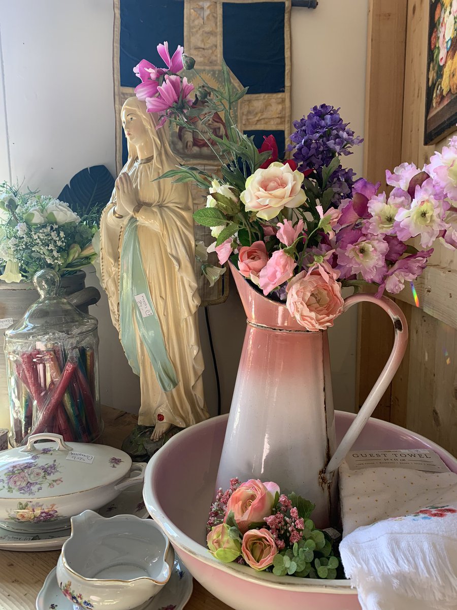 TanteMn's tweet photo. Ja ja er is weer verse waar uit #France #België mooi #antiek en #brocante 

En natuurlijk een fijne #vunzigewoensdag toegewenst https://t.co/QuS2DGVYFk