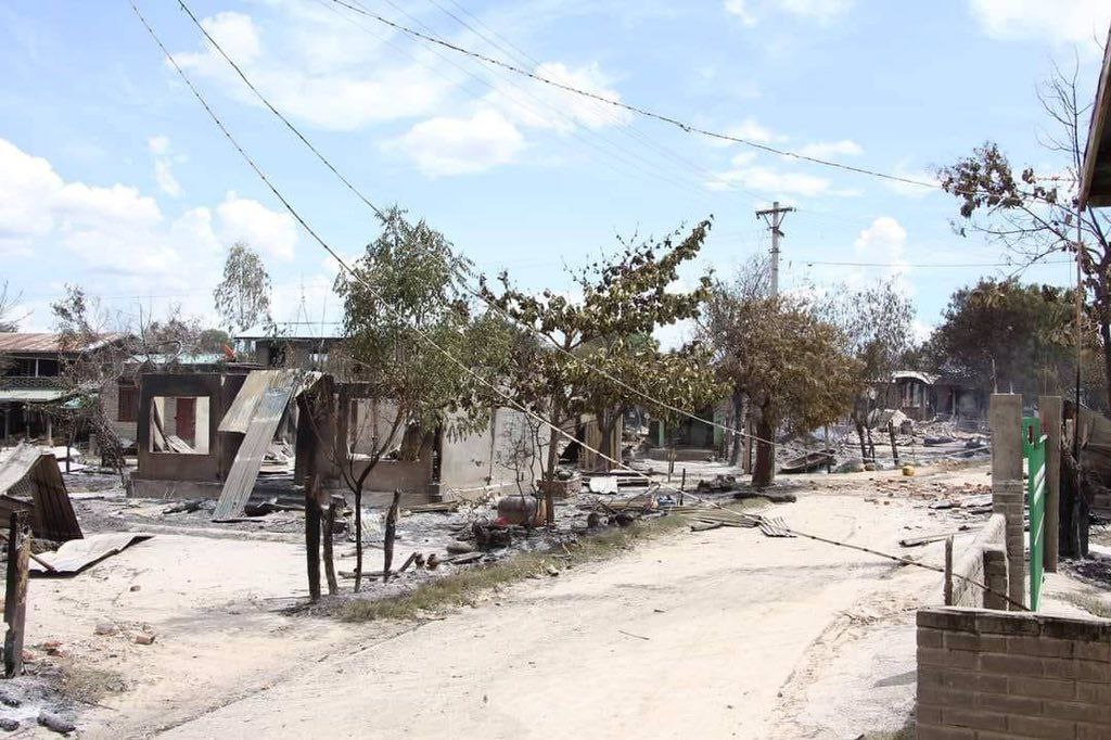PhyoBangtan's tweet photo. SAC troops burnt down 130 residential properties in Taunggyar village, Sagaing division on 29th Aug following the clashes between the troops and PDF, in which a PDF member fell.  #2022Aug31Coup #WarCrimesOfJunta #WhatsHappeningInMyanmar https://t.co/yjjwSjFAn5