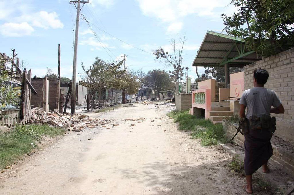 PhyoBangtan's tweet photo. SAC troops burnt down 130 residential properties in Taunggyar village, Sagaing division on 29th Aug following the clashes between the troops and PDF, in which a PDF member fell.  #2022Aug31Coup #WarCrimesOfJunta #WhatsHappeningInMyanmar https://t.co/yjjwSjFAn5