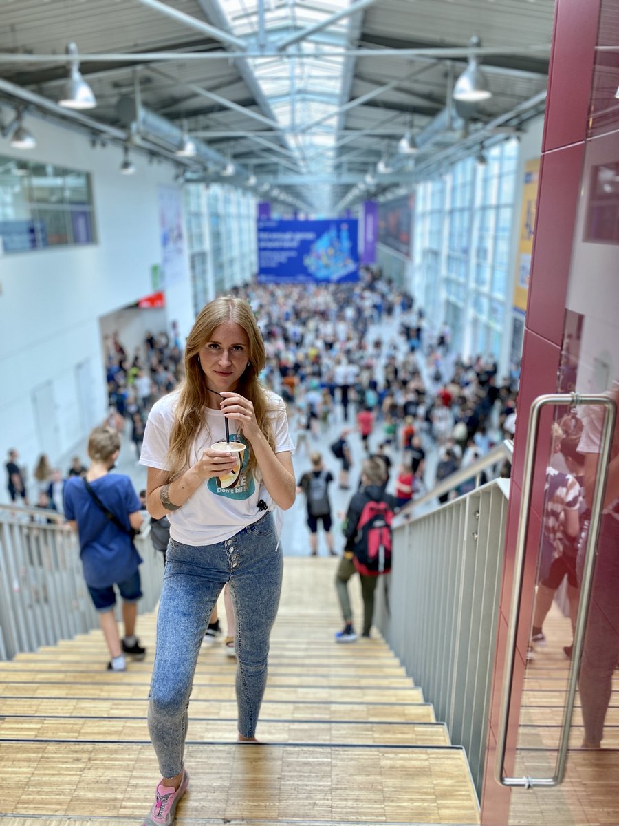 ApeCast_'s tweet photo. Back from Gamescom 22. This time not as Full-time streamer but as an employee for @thera_bytes 🙌
3 days press appointments and 2 days booth was an awesome mix. It is so exciting to watch people play @ZombieCureLab and observe the different approaches in our gamescom version. https://t.co/PDl5Hq1pEZ