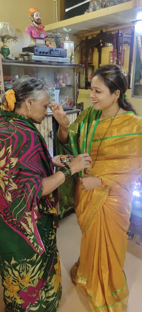 dhadve_rupali's tweet photo. गणेशोत्सवानिमित्त आज प्रभागात घरोघरी जाऊन आरतीचे ताट,आरतीचे पुस्तक,पूजेची टोपी आणि अगरबत्ती असे आरतीचे साहित्य वाटप केले. 🙏🙏🙏 https://t.co/Wv8XoEq8w2