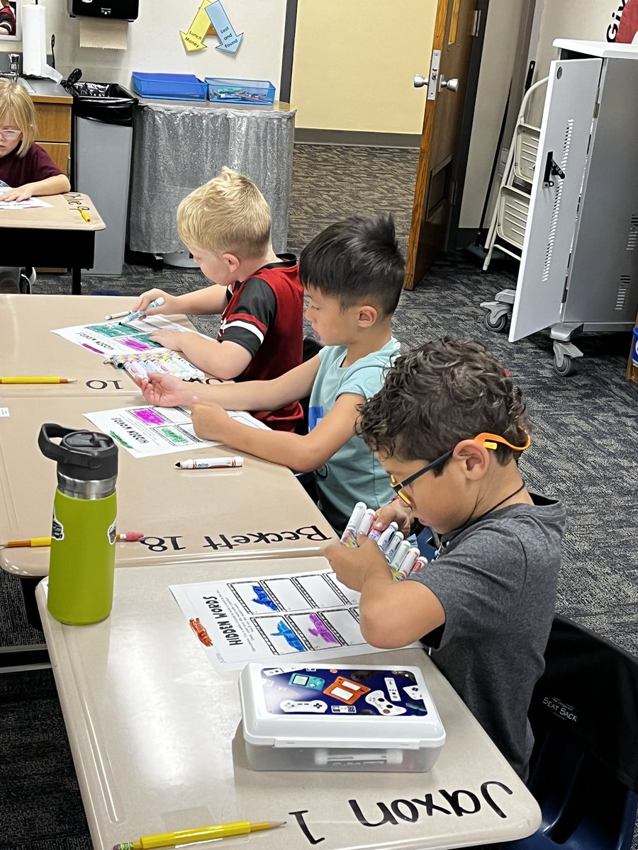 JMaynus's tweet photo. Word work is more fun with markers!@ConverseElem https://t.co/PHqO50nD2n