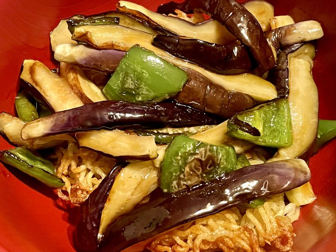 夜ご飯は炒麺のオイスター炒めにした
揚げ焼き風で少し色がつくかつかないかくらいやって香ばしく
買ってきたピーマンがこどもピーマン(ピー太郎)だったので肉厚でパプリカっぽい感じある、なんの肉も入れてないけどうめえ 