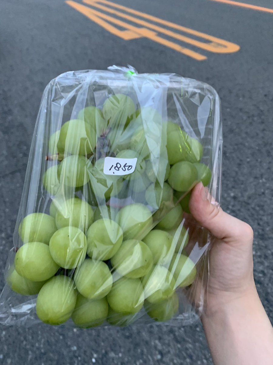 uminomane's tweet photo. シャインマスカット2房でこの値段やすすぎん！？！？
4つも買っちゃった https://t.co/LcIvCfjP1U