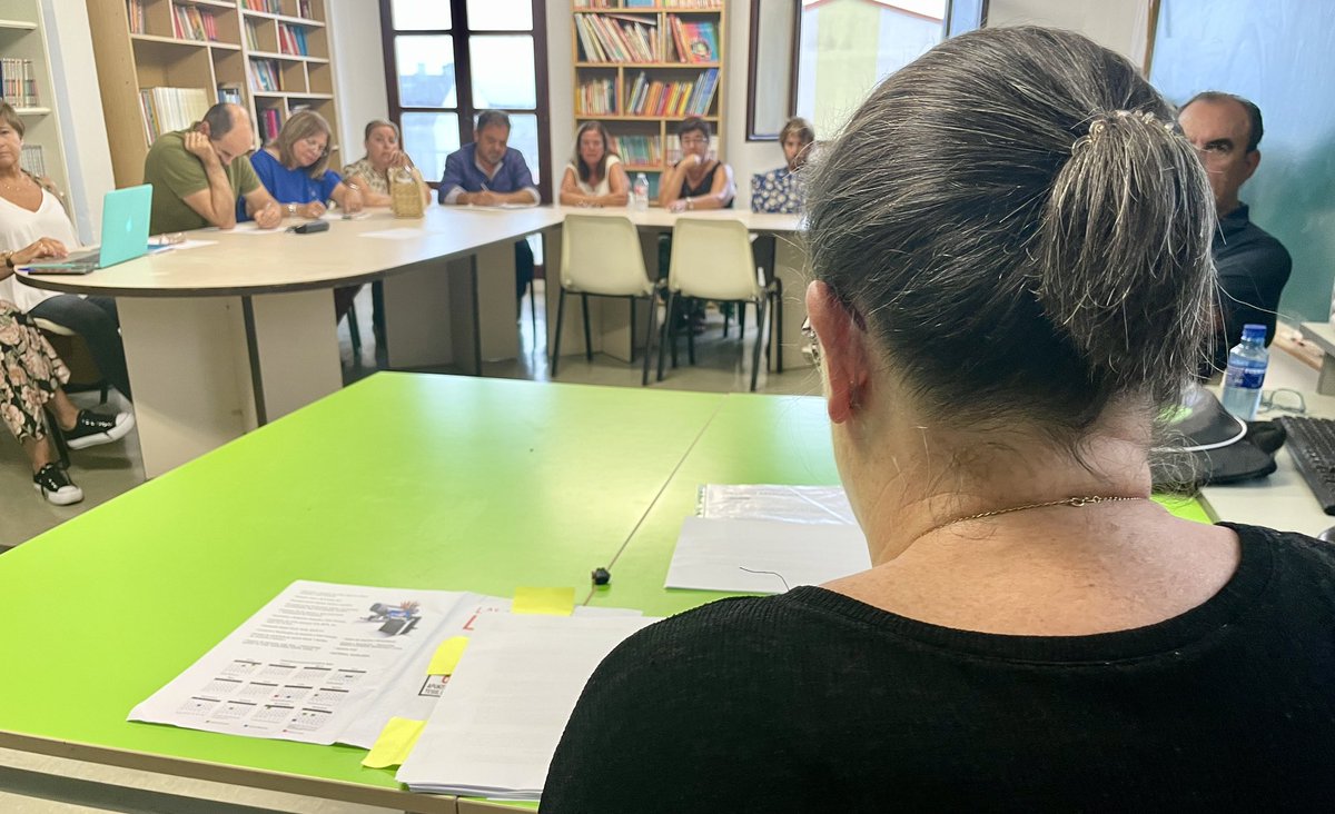 ColeAnunciacion's tweet photo. Calentando motores… El claustro de profesores recibe formación por parte de Patricia Bárcena, abogada, sobre el Protocolo de protección de menores y adultos vulnerables. Nos preparamos para detectar y evitar situaciones de peligro para nuestros niños. https://t.co/S97iOTMVeN
