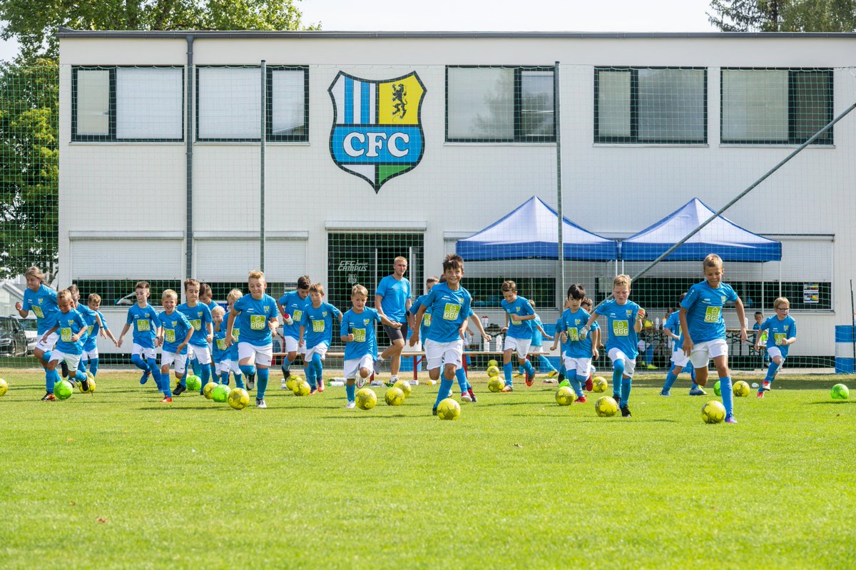 GGGchemnitz's tweet photo. Das war die 14. Auflage des CFC-Fußballcamps.
30 Kinder/Enkel unserer Mieter konnten eine Woche lang ihr Handling mit dem runden Leder verbessern und neue Freundschaften knüpfen.
Seit 2008 gibt es die Kooperation zw. dem CFC-Förderverein und der GGG.
Fotos: Sven Gleisberg https://t.co/sLAJd23duK