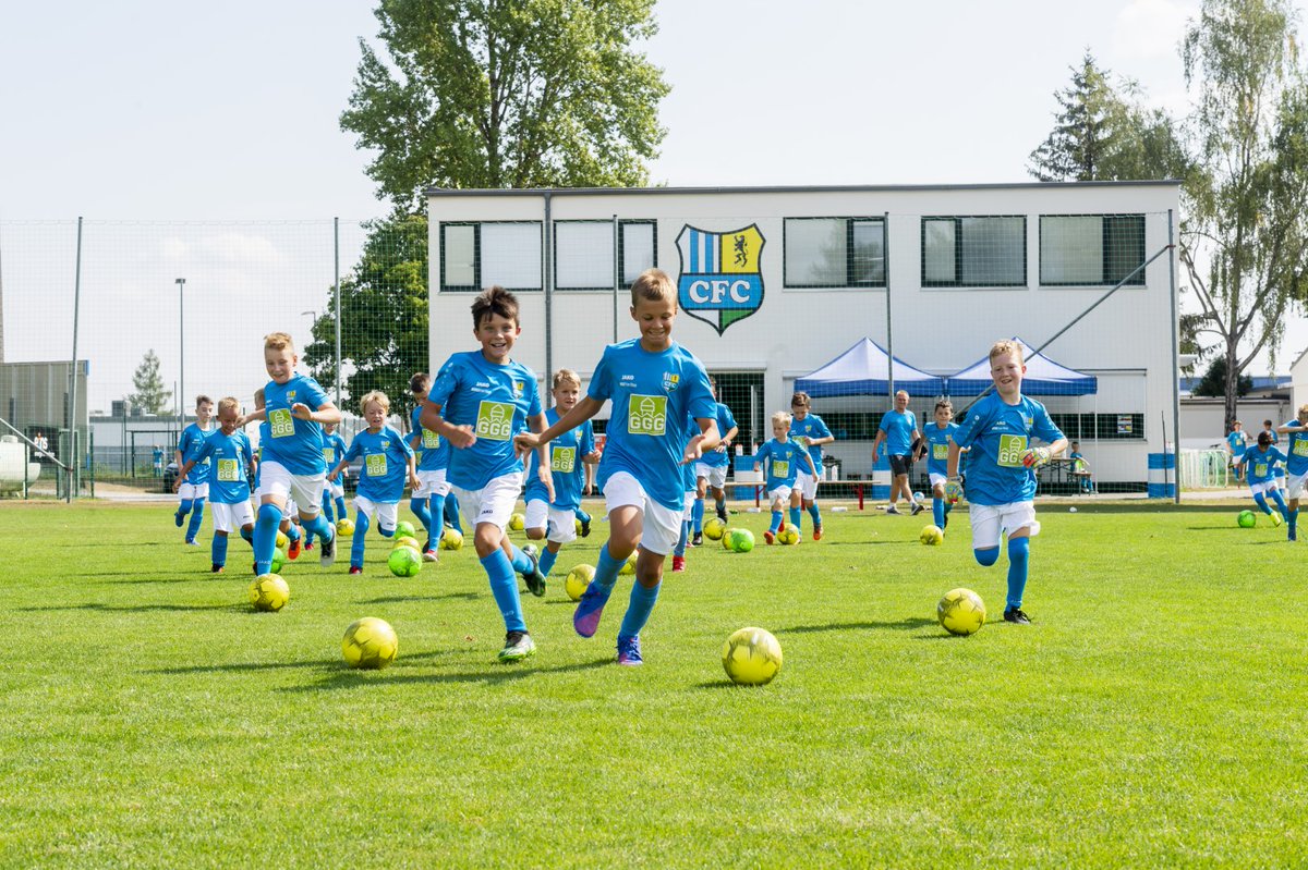 GGGchemnitz's tweet photo. Das war die 14. Auflage des CFC-Fußballcamps.
30 Kinder/Enkel unserer Mieter konnten eine Woche lang ihr Handling mit dem runden Leder verbessern und neue Freundschaften knüpfen.
Seit 2008 gibt es die Kooperation zw. dem CFC-Förderverein und der GGG.
Fotos: Sven Gleisberg https://t.co/sLAJd23duK