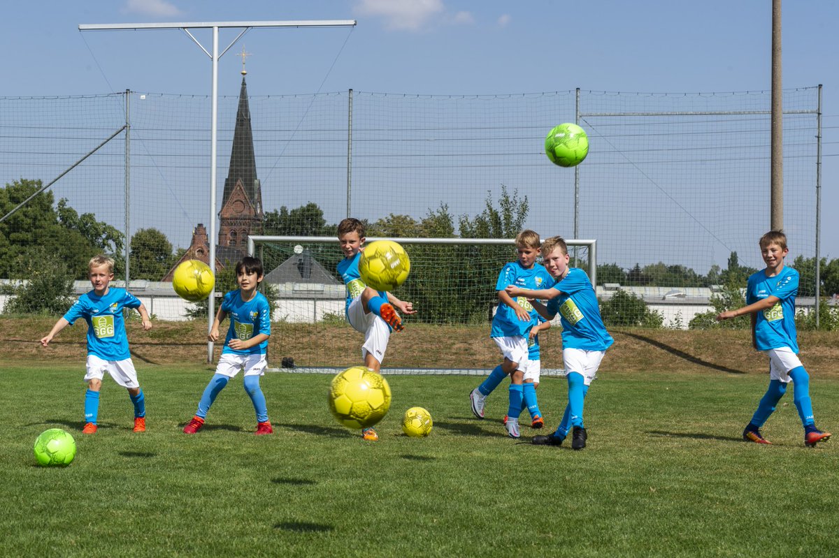 GGGchemnitz's tweet photo. Das war die 14. Auflage des CFC-Fußballcamps.
30 Kinder/Enkel unserer Mieter konnten eine Woche lang ihr Handling mit dem runden Leder verbessern und neue Freundschaften knüpfen.
Seit 2008 gibt es die Kooperation zw. dem CFC-Förderverein und der GGG.
Fotos: Sven Gleisberg https://t.co/sLAJd23duK