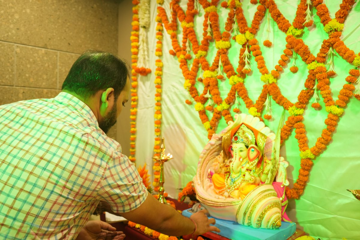 ashu2403's tweet photo. Festivals bring light, energy, and happiness to lives like nothing else.

Glimpses from the Ganesh Chaturthi celebration at Testbook HQ

Happy Ganesh Chaturthi to all! Jai Shree Ganesh

#GaneshChaturthi2022 #Enlightenment #People #festival https://t.co/1ZxXOuPtbH