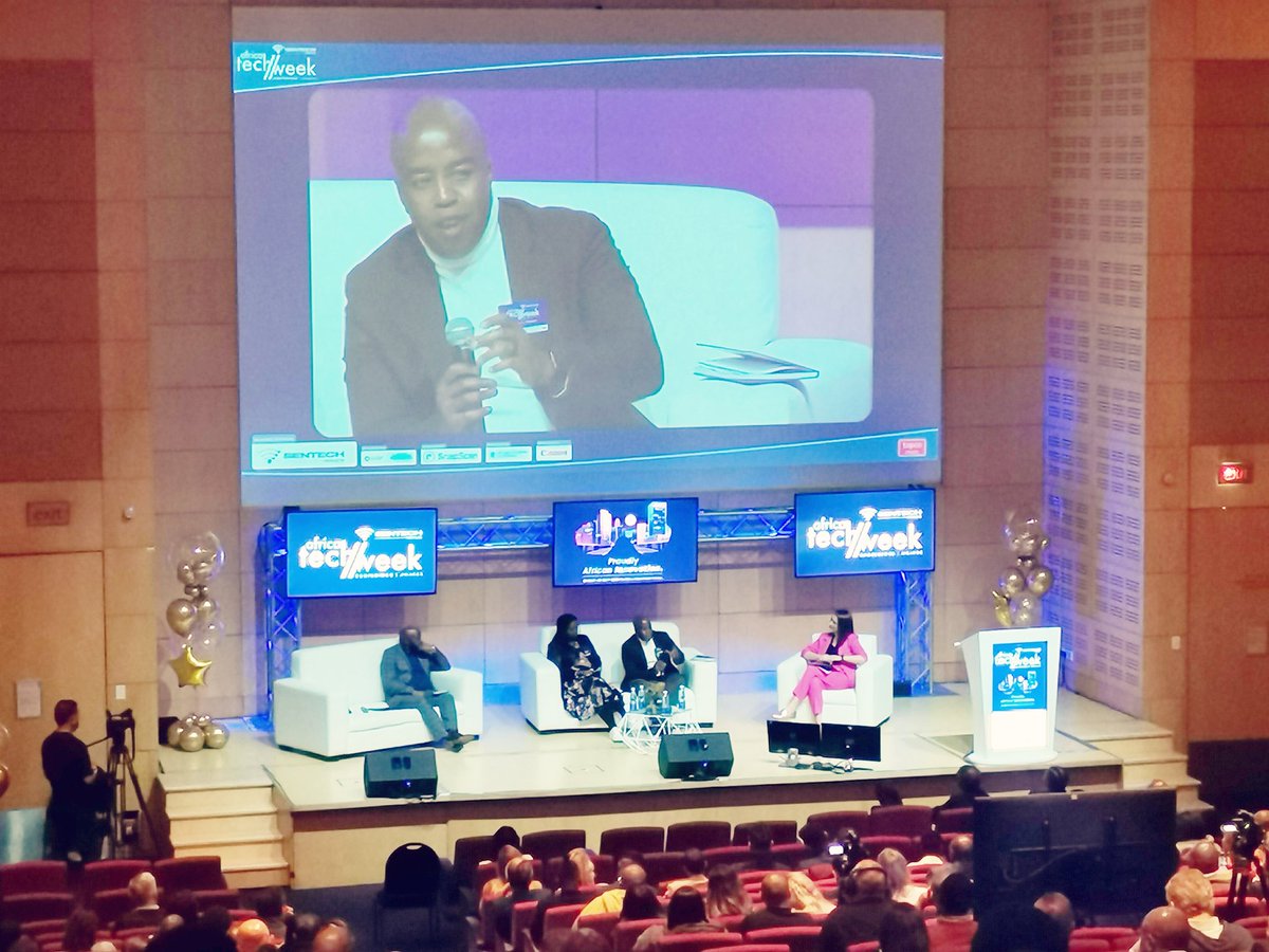 sebebs's tweet photo. @hlulani_com "1 out of 15 people will potentially be earning an income through a digital platform. That's the power of digital entrepreneurship" @Uber_RSA #AfricaTechWeek #futureofwork https://t.co/KqC64IyiOc