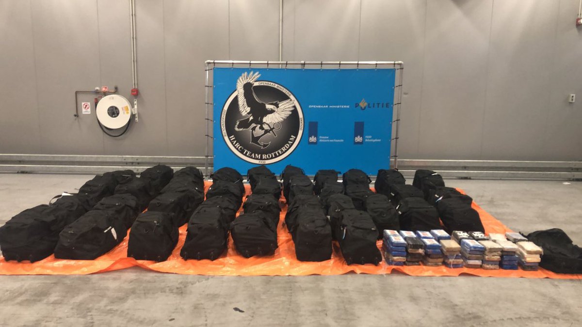 Tijdens een controle in de Rotterdamse haven gisteravond heeft <a href="/Douane/">Douane</a> 1533 kilo cocaïne onderschept. Dit is een enorme hoeveelheid. Het #HARCteam heeft de zaak in onderzoek. De drugs zijn inmiddels vernietigd. ➡️ om.nl/actueel/nieuws…